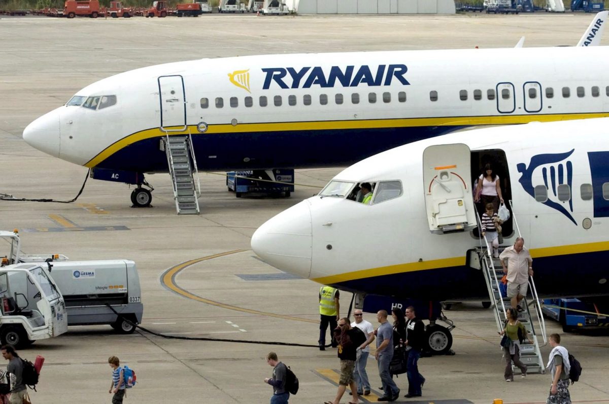 Ryanair: Ακόμη πιο φθηνά τα εισιτήρια – Ιστορικά κέρδη για τον αερομεταφορέα