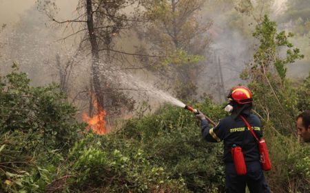 Φωτιά στον Αυλώνα: Επιχειρούν και εναέρια μέσα