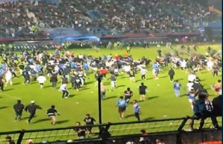 Ασύλληπτη τραγωδία στην Ινδονησία: Δεκάδες νεκροί σε ποδοσφαιρικό παιχνίδι
