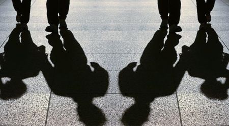 Βύρωνας: Αναστάτωση από συμμορία ανηλίκων – Ξυλοδαρμοί και μαχαιρώματα