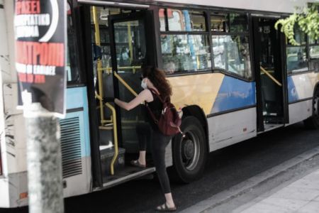 Θεσσαλονίκη: Δάγκωσε ελεγκτή, τον κλώτσησε και πήγε να το σκάσει από το παράθυρο