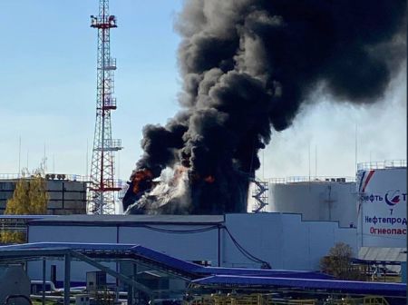 Ρωσία: Φωτιά σε αποθήκη καυσίμων – Οι ρωσικές αρχές κατηγορούν την Ουκρανία για το βομβαρδισμό