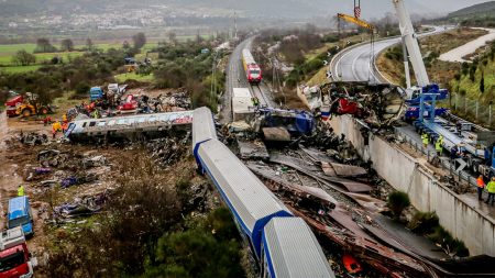 Τέμπη: Παραδόθηκε στον Γεραπετρίτη το πόρισμα της Επιτροπής για το δυστύχημα