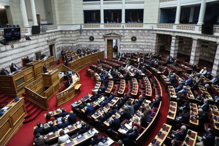 Βουλή: Στην Ολομέλεια η τροπολογία για το κόμμα Κασιδιάρη – «Ναι» από ΝΔ – ΠΑΣΟΚ