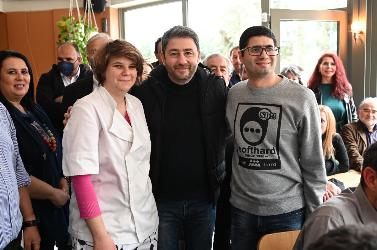 Ανδρουλάκης: Επισκέφθηκε καφέ στο οποίο εργάζονται νέοι στο φάσμα του αυτισμού