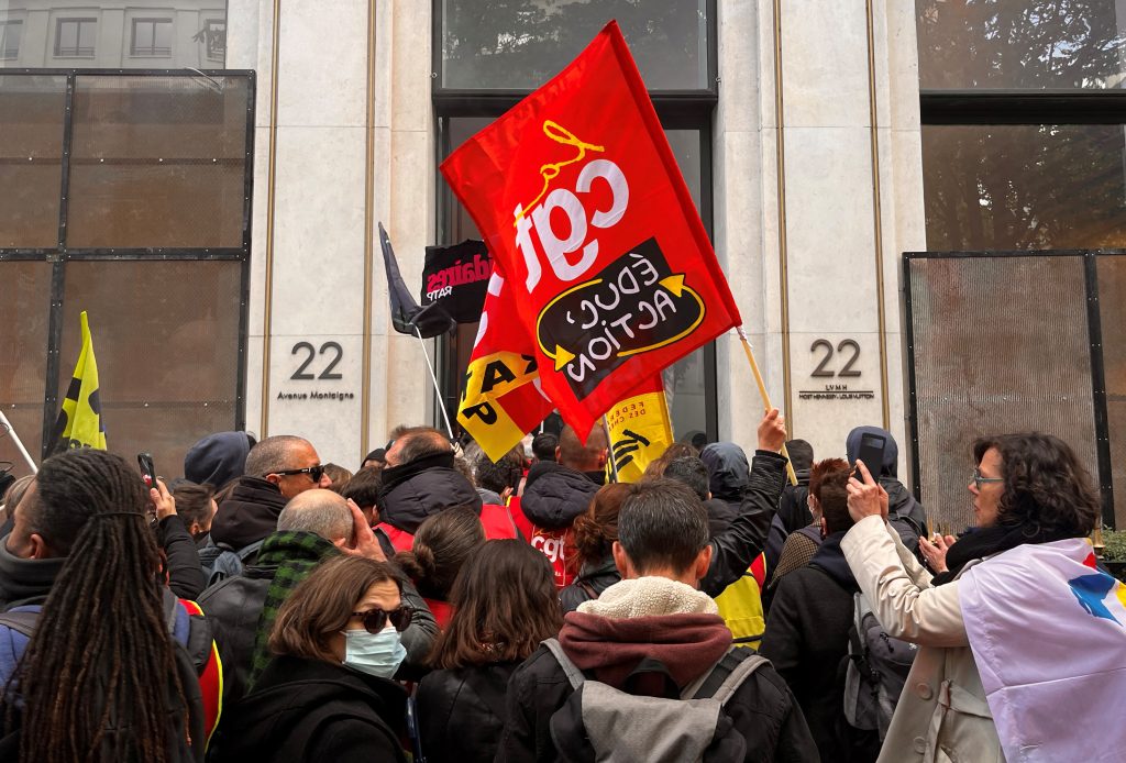 France : Le siège de Louis Vuitton est pris d’assaut par des manifestants