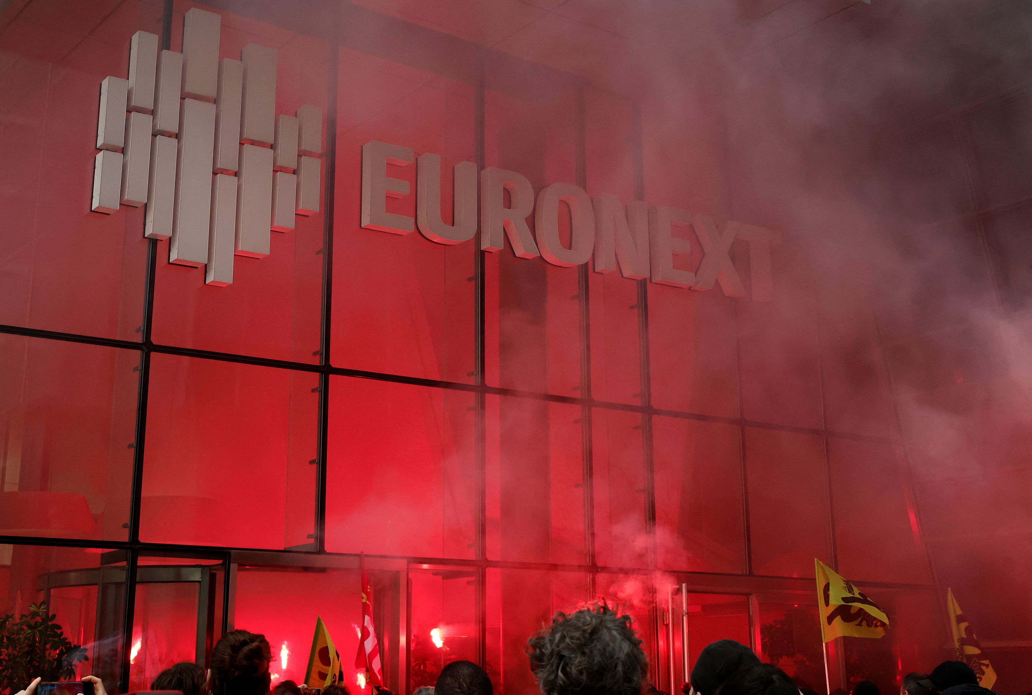 Γαλλία: Διαδηλωτές εισέβαλαν σε κτίριο του Χρηματιστηρίου