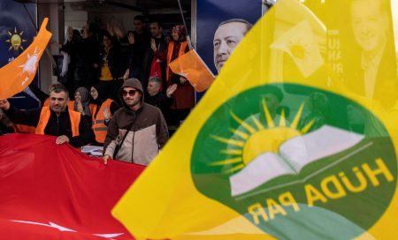 Τουρκία: Δεν σταματά να τραγουδά ο Ερντογάν στις προεκλογικές συγκεντρώσεις