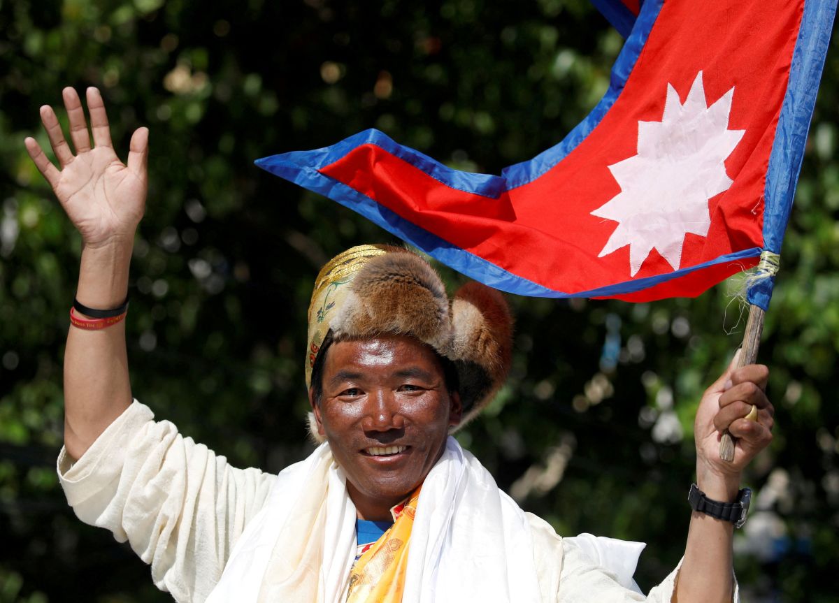 Έβερεστ: Νέο ρεκόρ για 53χρονο Νεπαλέζο που ανέβηκε για 27η φορά