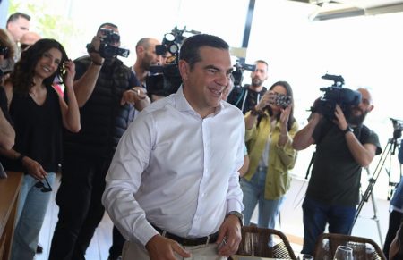Εκλογές 2023: Χαλαρή συνάντηση Τσίπρα στον Πειραιά με πολιτικούς συντάκτες
