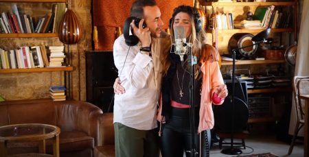 Ο Πάνος Μουζουράκης και η Βασιλική Καρακώστα  τραγουδούν «Όνειρα, Όνειρα, Ο»