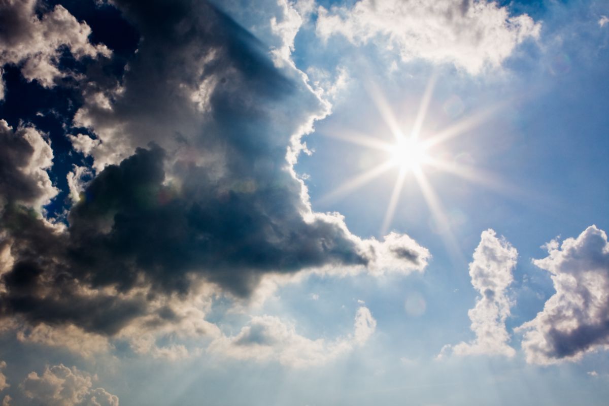 Καιρός: Ηλιοφάνεια με υποφερτή ζέστη, φυσιολογική για την εποχή