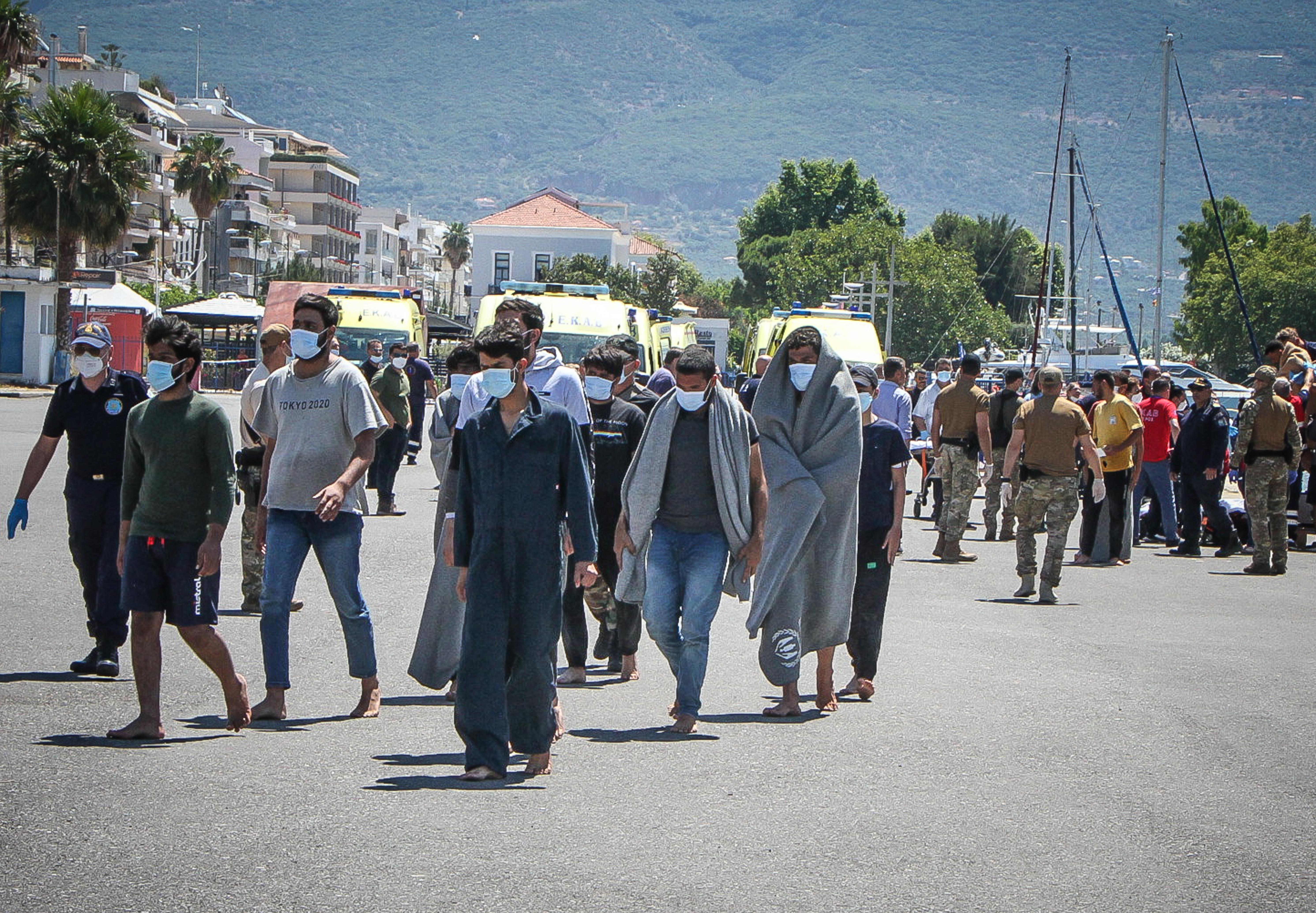 Ναυάγιο στην Πύλο: Βίντεο – ντοκουμέντο με εμπορικό πλοίο να εφοδιάζει το αλιευτικό