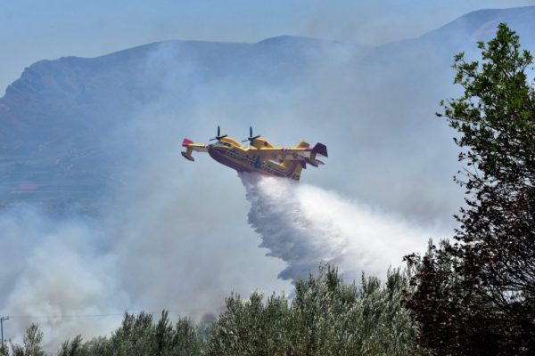 Φωτιά στα Μέθανα – Κινητοποιήθηκαν εναέριες δυνάμεις