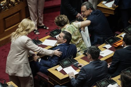 Βουλή: Η πρώτη εμφάνιση Τσίπρα με συμβολισμούς και η χειραψία με τη Ντόρα