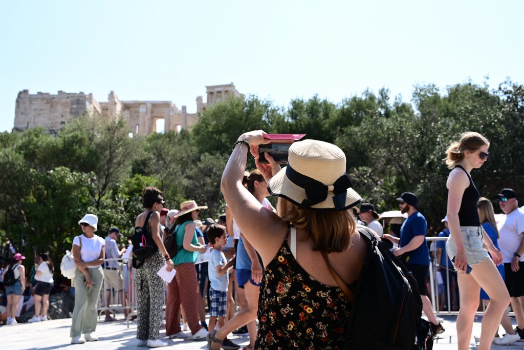 Καύσωνας: Πώς οι υψηλές θερμοκρασίες επηρεάζουν τον τουρισμό