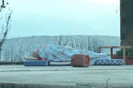 Μάνδρα: Άνδρας κοιμάται στην οροφή του καμένου σπιτιού του