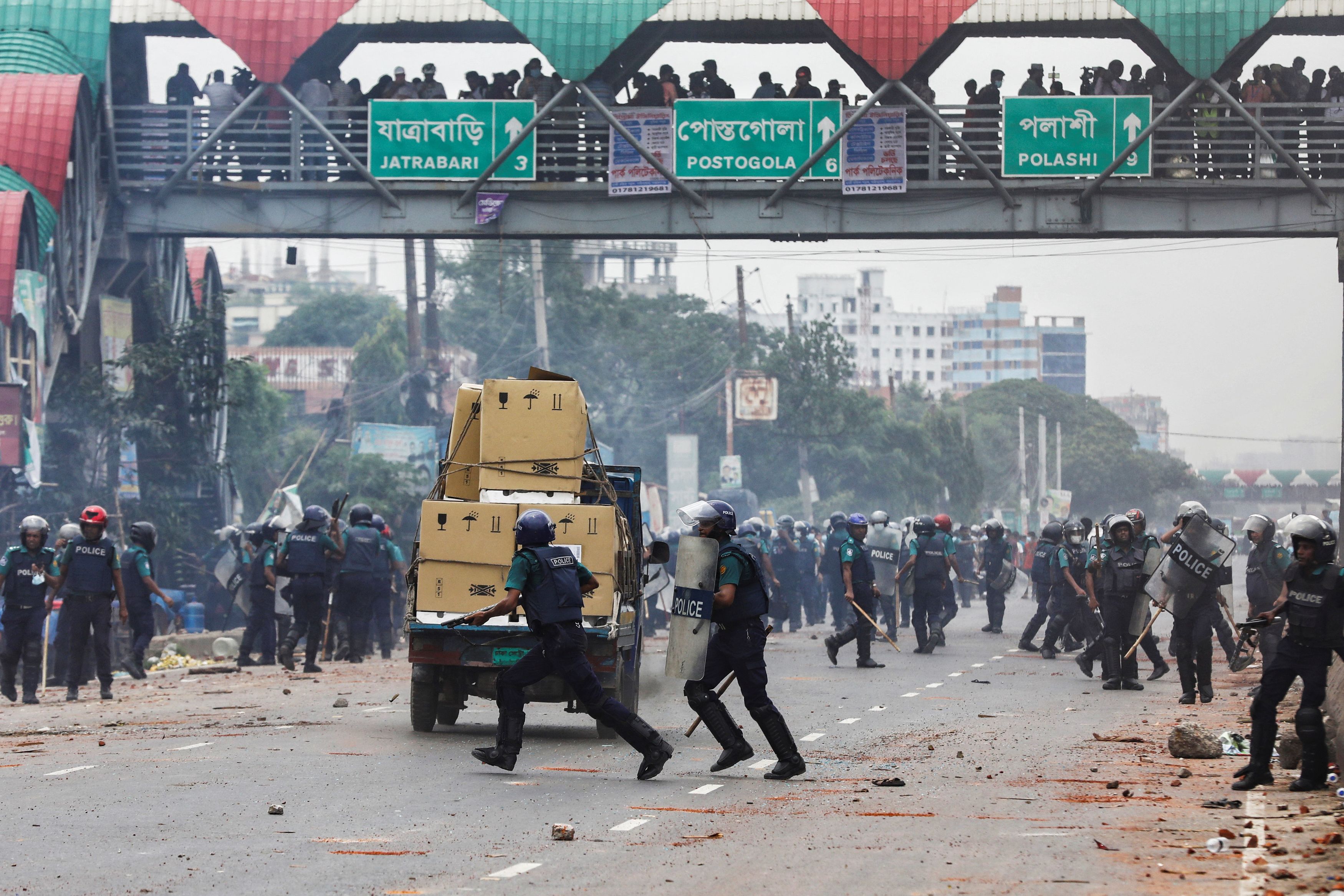 Μπανγκλαντές: Συγκρούσεις αστυνομικών με διαδηλωτές που ζητούν την παραίτηση της πρωθυπουργού