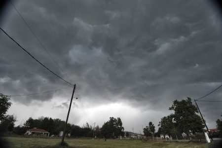 Καιρός: Επικαιροποίηση της ΕΜΥ για τον καύσωνα – Έρχονται καταιγίδες