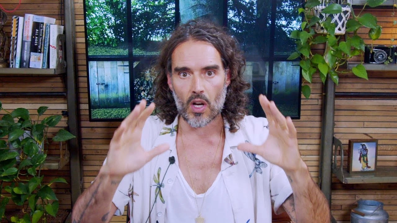 Ο Russell Brand αντιμέτωπος με την κουλτούρα της ακύρωσης