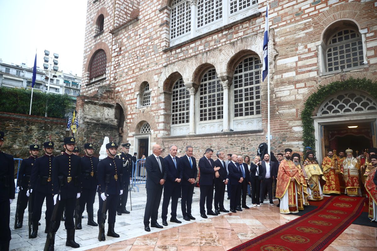 Αγίου Δημητρίου: Η Θεσσαλονίκη τιμά τον πολιούχο της υπό βροχή