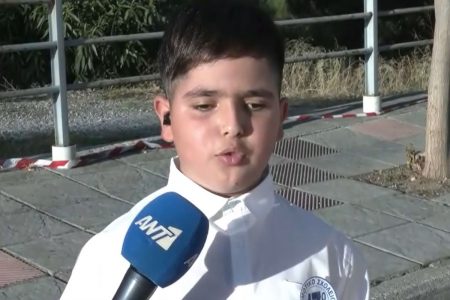 Συγκινεί ο 11χρονος τυφλός Λέανδρος που παρέλασε