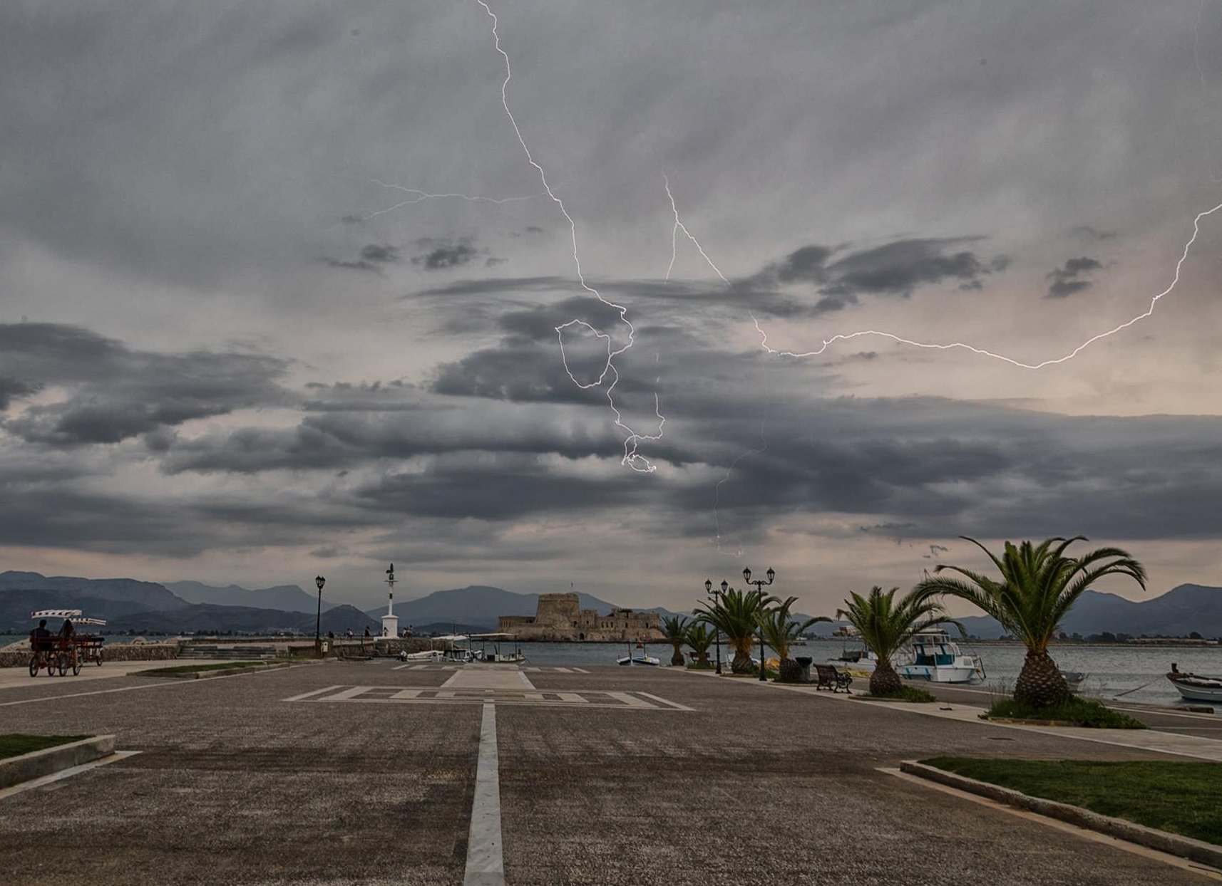 Πώς θα εξελιχθεί η κακοκαιρία τις επόμενες ώρες – Νέο δελτίο της ΕΜΥ