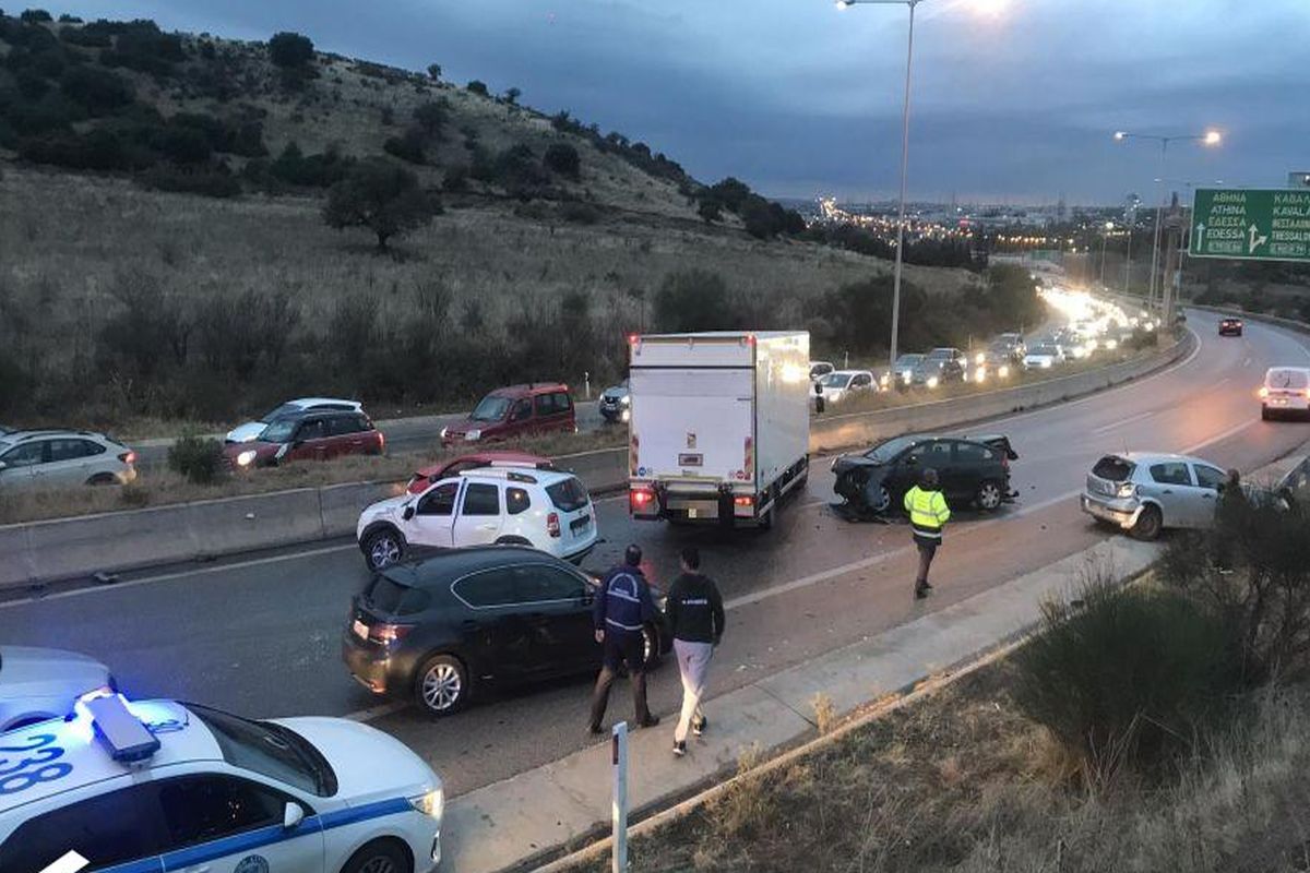 Καραμπόλα πέντε οχημάτων στη Θεσσαλονίκη (φωτογραφίες και βίντεο)