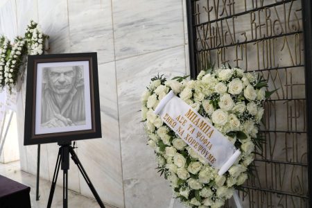 Σπύρος Φωκάς: Στα λευκά η σύζυγός του Λίλιαν στην κηδεία του