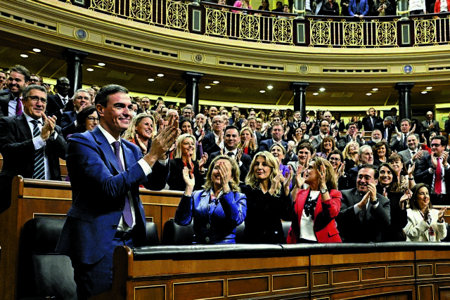 Ισπανία: Το μετέωρο βήμα του Σάντσεθ μετά το κυνικό «deal»