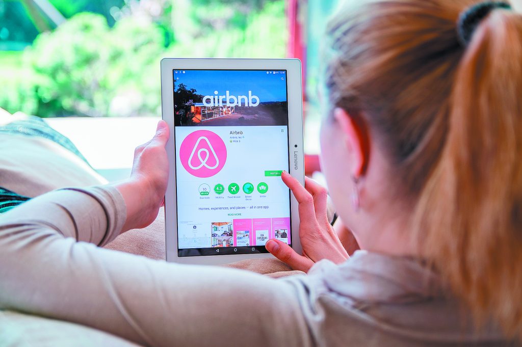 Airbnb: Βουτιά ρεκόρ στις τιμές στην Ελλάδα (γραφήματα)