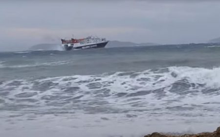 Σκόπελος: Η στιγμή που το πλοίο Skiathos βάλλεται από τα μανιασμένα κύματα