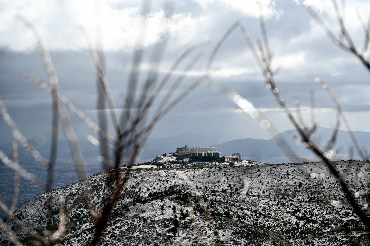 Καιρός: Ερχονται τα χιόνια – Έκλεισε η λεωφόρος Πάρνηθας [Χάρτες]