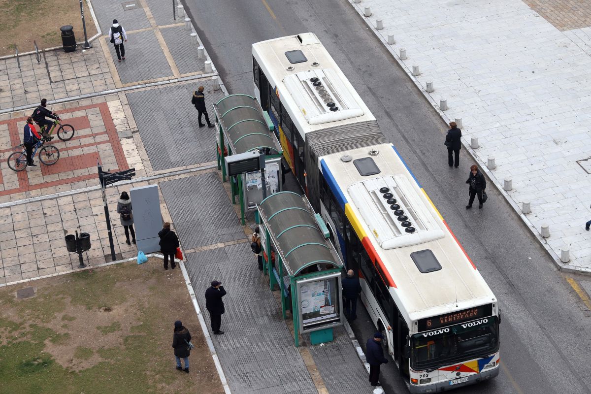 Θεσσαλονίκη: Λεωφορείο έπεσε πάνω σε σταθμευμένα οχήματα