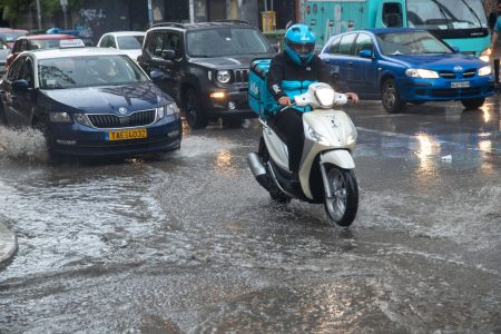 Καιρός: Σύμπλεγμα καταιγίδων στην Αττική – Προσοχή τις επόμενες ώρες