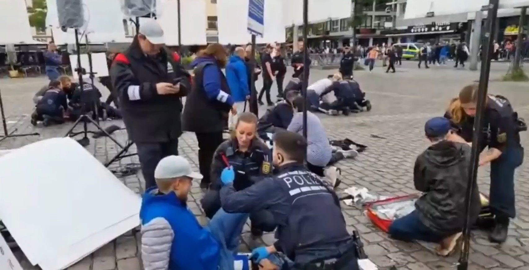 Γερμανία: Οι σκληρές εικόνες από την επίθεση εναντίον ακροδεξιού πολιτικού