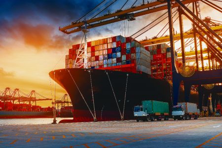 Χούθι και οικονομία καθορίζουν τη ρότα στα containerships