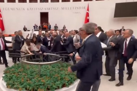 Τουρκία: Επεισόδια στην Εθνοσυνέλευση – Ένταση μεταξύ βουλευτών