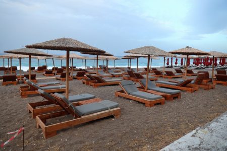 Ρόδος: Ξανά λουκέτο στο beach bar με τις ξαπλώστρες μέσα στη θάλασσα
