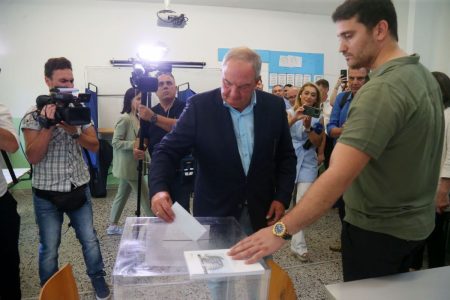 Λατινοπούλου: Η χειραψία με τον Καραμανλή έξω από το εκλογικό κέντρο