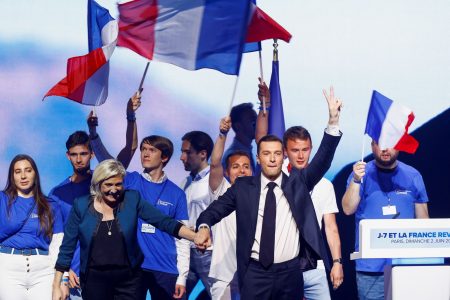 Γαλλία – Exit Polls: Σαρώνει το ακροδεξιό κόμμα της Λεπέν – Βαριά ήττα Μακρόν