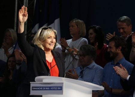 Λεπέν: «Λαϊκό αίτημα» οι πρόωρες εκλογές στη Γαλλία