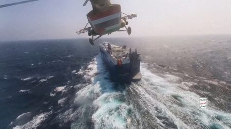 Ερυθρά θάλασσα: Ελληνόκτητο το πλοίο που χτύπησαν οι Χούθι – Βάζει νερό