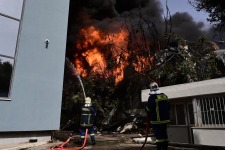 Κηφισιά: Κόλαση φωτιάς στο εργοστάσιο που τυλίχθηκε στις φλόγες (εικόνες)