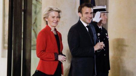 Γαλλία: Συνάντηση Ούρσουλα φον ντερ Λάιεν με Εμανουέλ Μακρόν