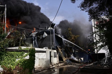 Κηφισιά: Τοξικά αέρια στην ατμόσφαιρα μετά τη φωτιά στο εργοστάσιο