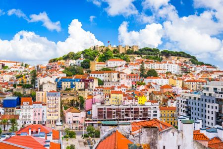 Πορτογαλία: Πώς έγινε ο νέος παράδεισος των εκατομμυριούχων – Οι συνέπειες