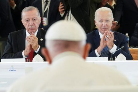 G7: Ο ασπασμός στον Πάπα, η μεταφράστρια του Ερντογάν και ο εκκεντρικός Μιλέι