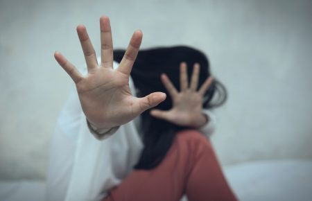 Ενδοοικογενειακή βία: Σοβαρά χτυπήματα φέρει η σύζυγος του γνωστού ποινικολόγου