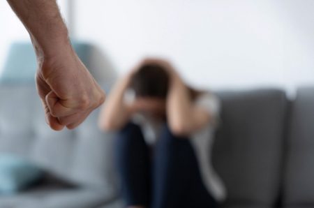 Ενδοοικογενειακή βία: Απολογείται ο ποινικολόγος – Διατεθειμένος να ζητήσει συγγνώμη
